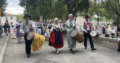 EN IMAGES La fête du costume à Arles, la tradition et quelques gouttes de pluie
