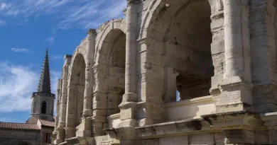 ARLES Conseil municipal : calcul des subventions, rénovation urbaine du quartier de Barriol