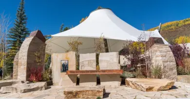 Arles: Gérald Darmanin visite la maison d’arrêt et décore les agents pris en otage