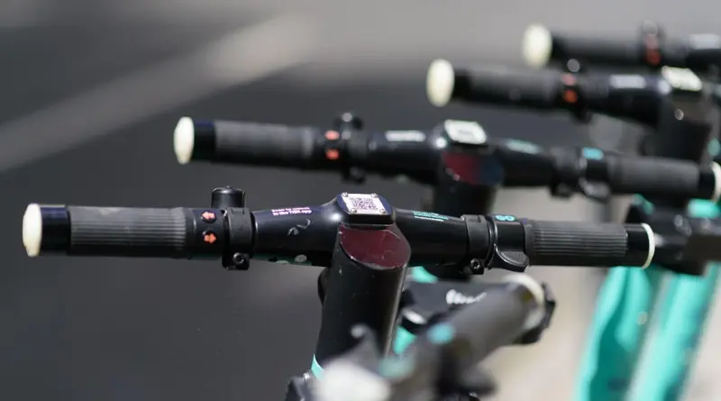 Arles : Un scootériste grièvement blessé après avoir percuté un poids lourd en fuyant la police