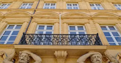 Feria de Pâques : Maritha Laloë a décoré l’hôtel de ville d’Arles et porte haut les couleurs de la tauromachie